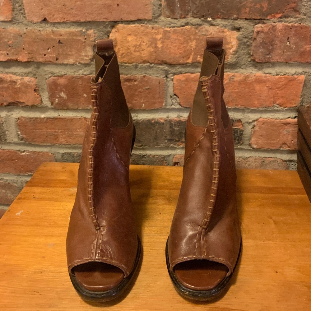 DEREK LAM BROWN LEATHER HIGH HEELED OPEN TOE BOOTIE SIZE 39